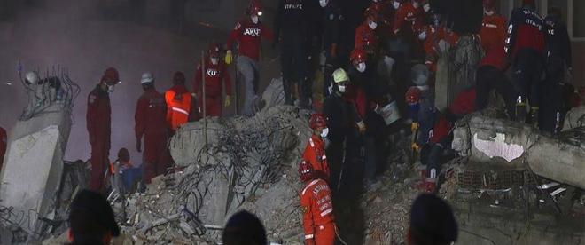 İzmirdeki depremde yıkılan binalarla ilgili 22 kişi hakkında gözaltı kararı verildi