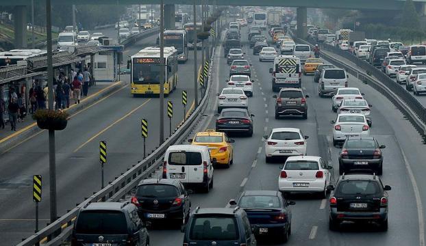 İstanbulda yağışın da etkisiyle trafik yoğunluğu yaşanıyor